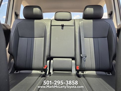 Used 2023 Volkswagen Tiguan SE w/ Panoramic Sunroof Package FWD image 12