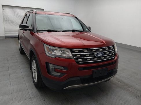 Used 2017 Ford Explorer XLT w/ Equipment Group 202A AWD/4WD image 14