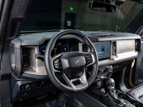 Used 2025 Ford Bronco Outer Banks image 17