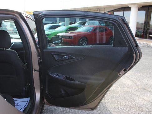Used 2018 Chevrolet Malibu LT FWD image 12