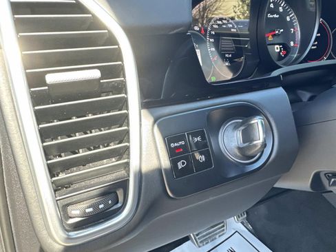 Used 2020 Porsche Cayenne Turbo image 33