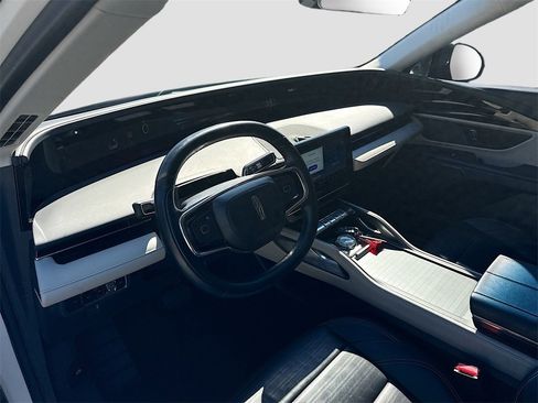 Used 2024 Lincoln Nautilus Reserve image 10