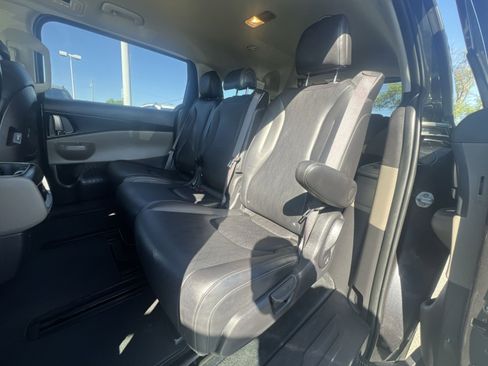 Used 2025 Kia Carnival FWD image 32