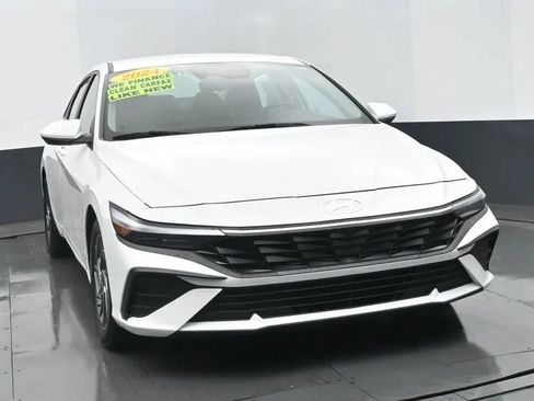 Used 2024 Hyundai Elantra SEL FWD image 3
