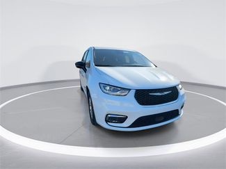 New 2026 Chrysler Pacifica Select video 2