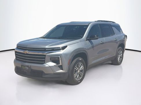 Used 2025 Chevrolet Traverse LT AWD/4WD image 3