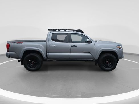 Used 2017 Toyota Tacoma TRD Sport image 4