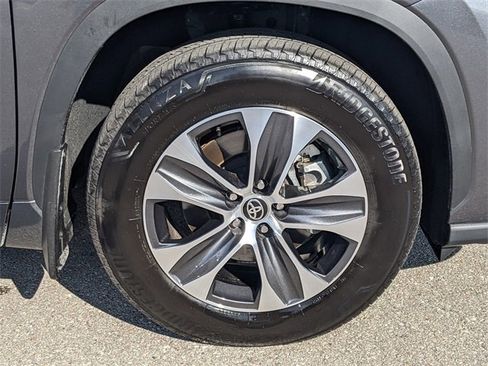 Used 2025 Toyota Highlander XLE image 9