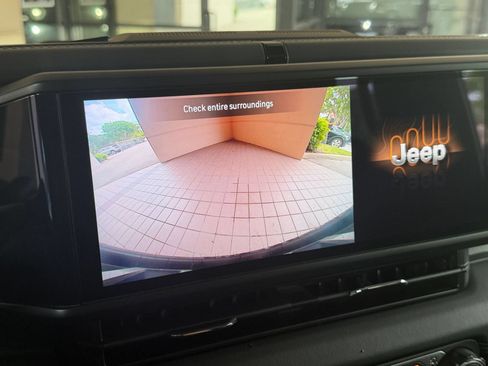 Used 2025 Jeep Wrangler Unlimited Sahara AWD/4WD image 23