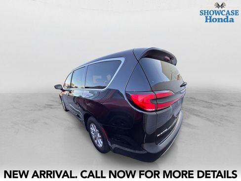 Used 2023 Chrysler Pacifica Touring-L FWD image 4