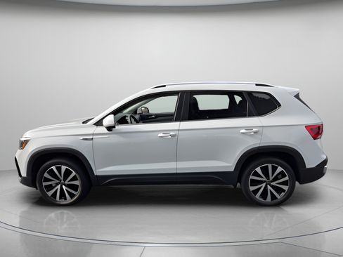Used 2022 Volkswagen Taos SE AWD/4WD image 2