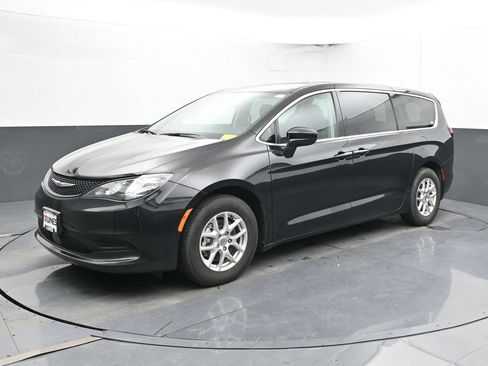 Used 2023 Chrysler Voyager LX FWD image 8