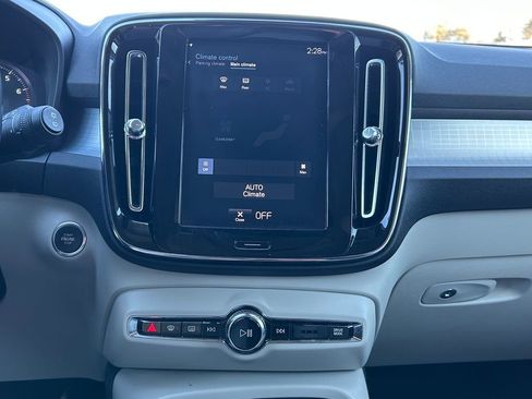 Used 2020 Volvo XC40 T4 Momentum w/ Premium Package image 27