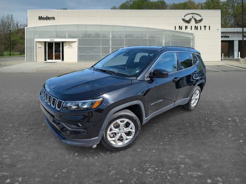 Used 2024 Jeep Compass Latitude image 2