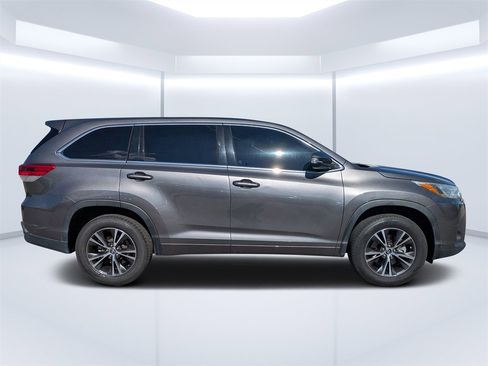 Used 2018 Toyota Highlander LE image 2