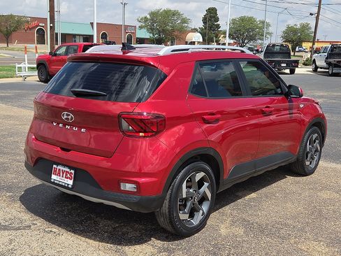 Used 2022 Hyundai Venue SEL FWD image 4