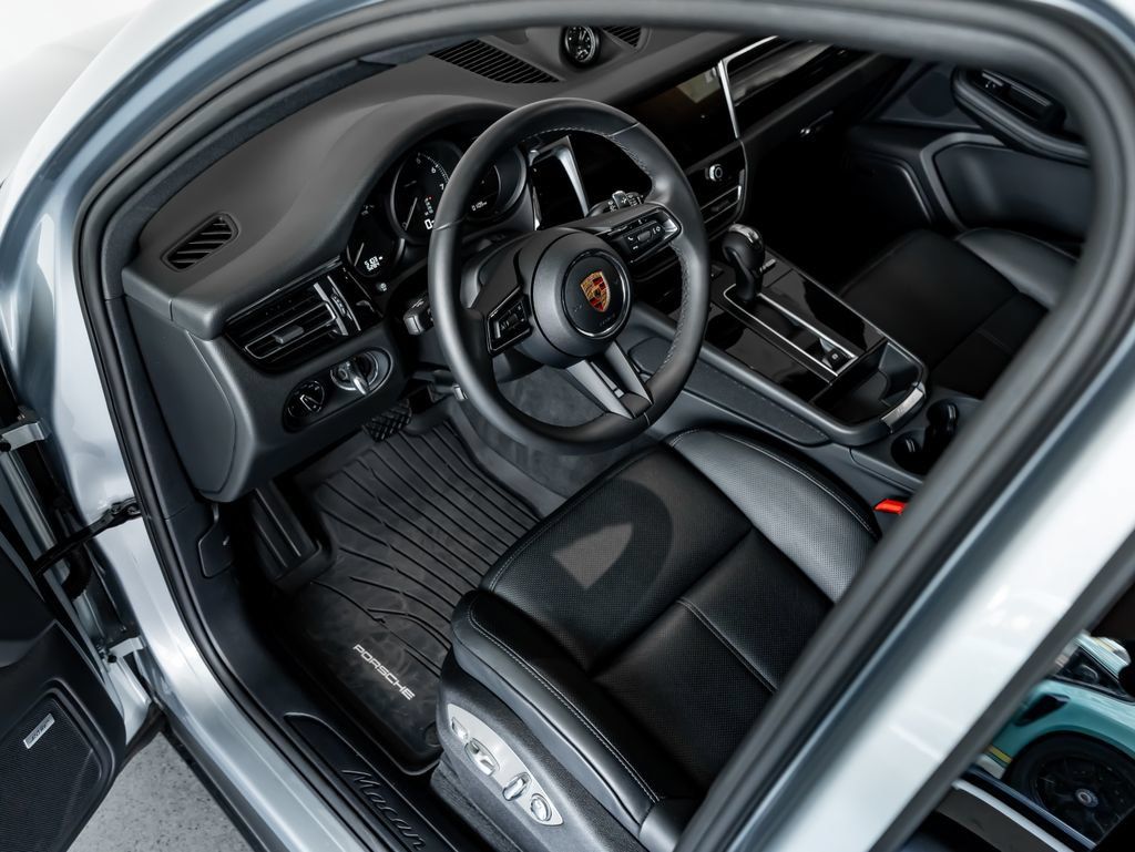 Certified 2026 Porsche Macan AWD/4WD image 4