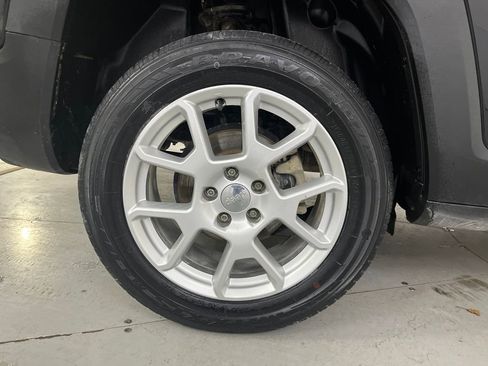 Used 2019 Jeep Renegade Latitude w/ Cold Weather Group image 17