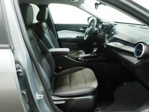 Used 2024 Chevrolet Trax LT w/ LT Convenience Package FWD image 14