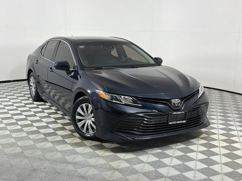 Used 2019 Toyota Camry FWD image 2