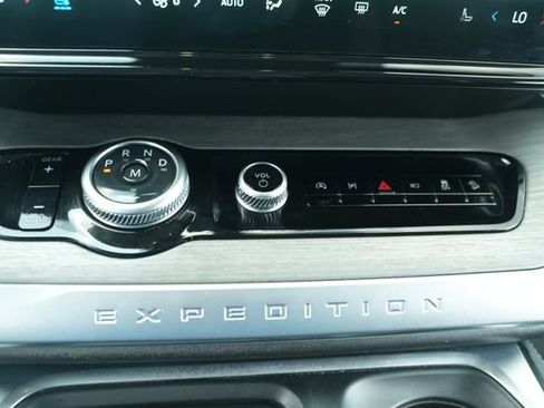 Used 2025 Ford Expedition Platinum AWD/4WD image 39