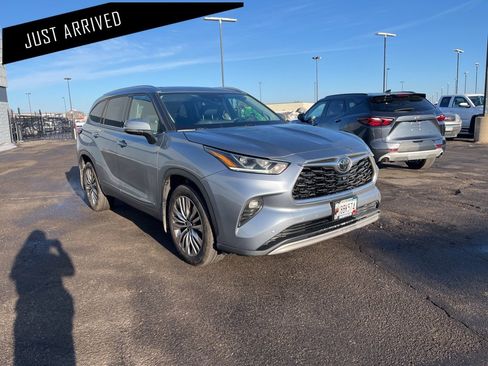 Used 2021 Toyota Highlander Platinum image 1
