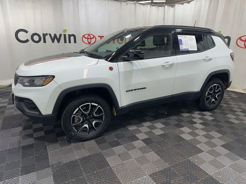 Used 2025 Jeep Compass Trailhawk image 4