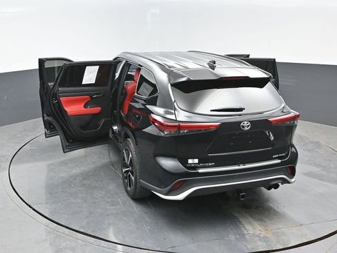 Used 2022 Toyota Highlander XSE image 25