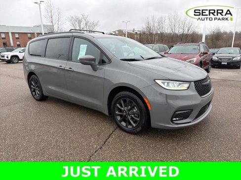 Used 2021 Chrysler Pacifica Touring w/ S Appearance Package image 2