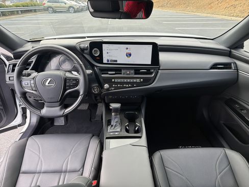 Used 2025 Lexus ES 300h w/ Technology Package image 18