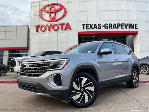 Used 2025 Volkswagen Atlas SE image 2