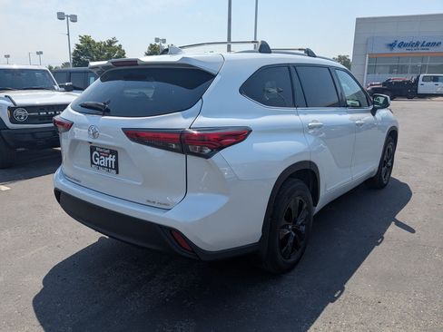 Used 2022 Toyota Highlander XLE AWD/4WD image 3