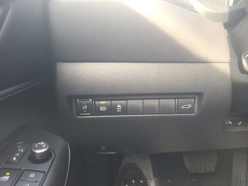 Used 2022 Toyota Venza LE image 25