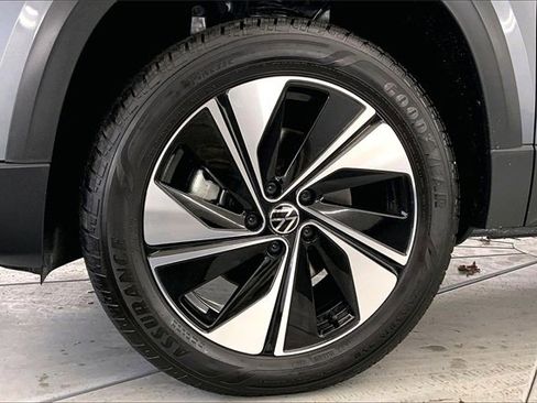 Used 2025 Volkswagen Taos SE w/ Panoramic Sunroof Package image 9