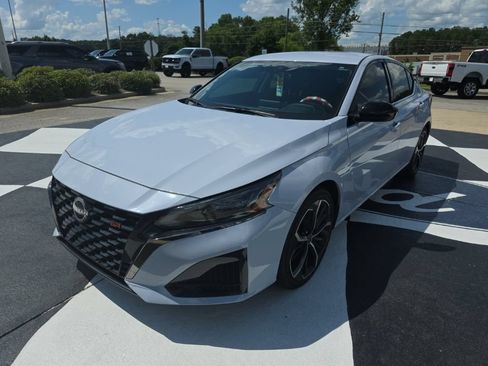 Used 2024 Nissan Altima 2.5 SR FWD image 1