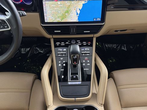 Used 2021 Porsche Cayenne image 22