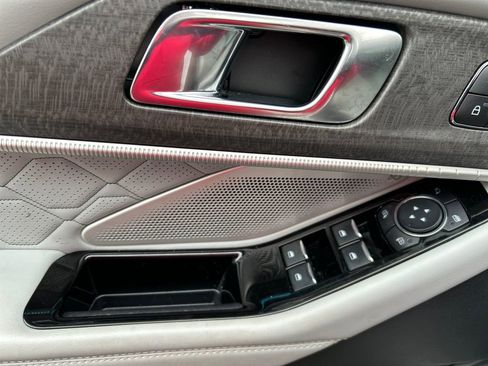 Used 2025 Ford Explorer Platinum w/ Ultimate Package image 19
