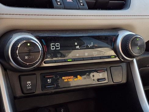 Used 2021 Toyota RAV4 Limited image 10