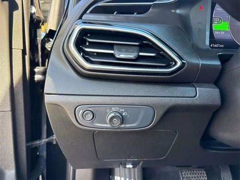 Used 2022 Chevrolet Bolt EUV LT w/ Comfort Package image 19