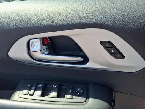 Used 2025 Chrysler Pacifica Limited FWD image 15
