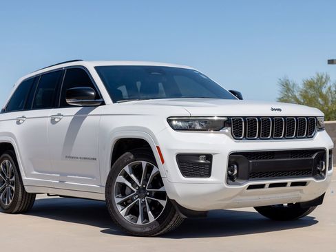 Used 2023 Jeep Grand Cherokee Overland AWD/4WD image 5