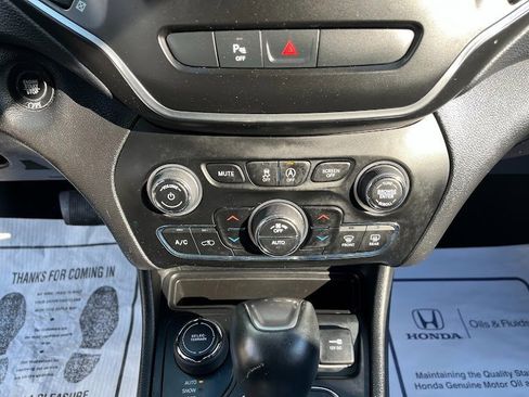 Used 2019 Jeep Cherokee Latitude Plus w/ Comfort/Convenience Group image 19