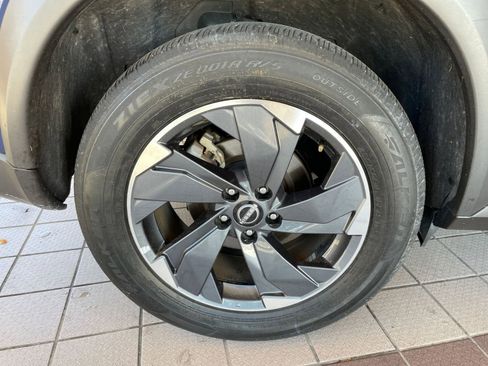 Used 2025 Nissan Rogue SV image 31