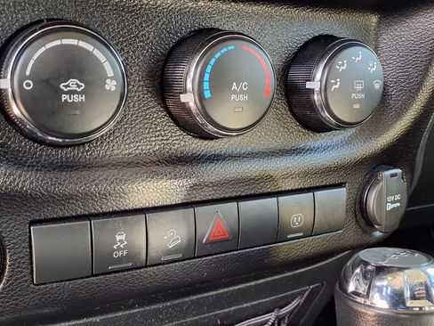 Used 2016 Jeep Wrangler Unlimited Sahara w/ Connectivity Group AWD/4WD image 17
