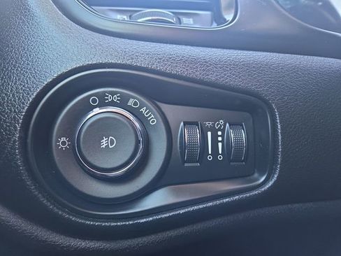 Used 2018 Jeep Renegade Altitude image 18