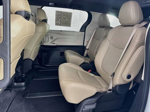 Used 2024 Toyota Sienna XLE FWD image 37