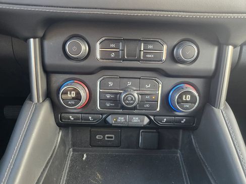 Used 2024 Chevrolet Suburban LT image 28