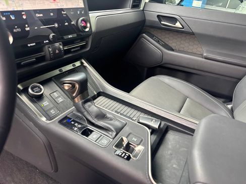 Used 2024 Lexus GX 550 w/ Accessory Package (2T) AWD/4WD image 12