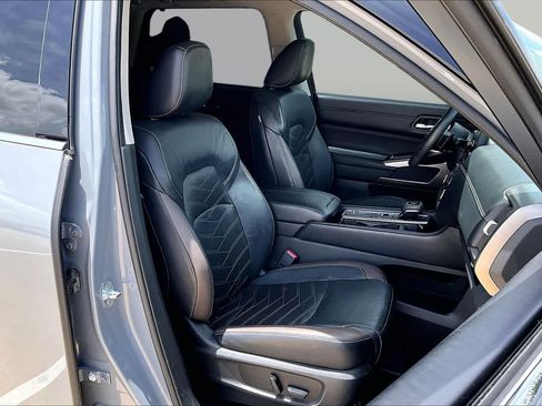 Used 2022 Nissan Pathfinder Platinum w/ Cargo Package FWD image 9