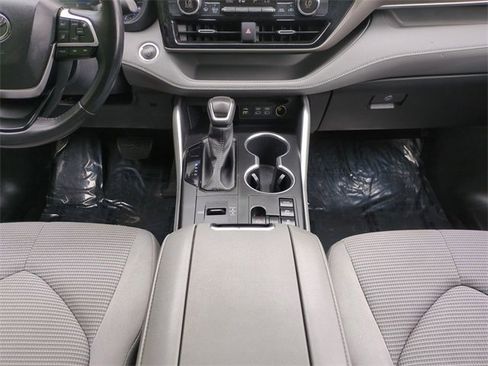 Used 2023 Toyota Highlander LE image 19